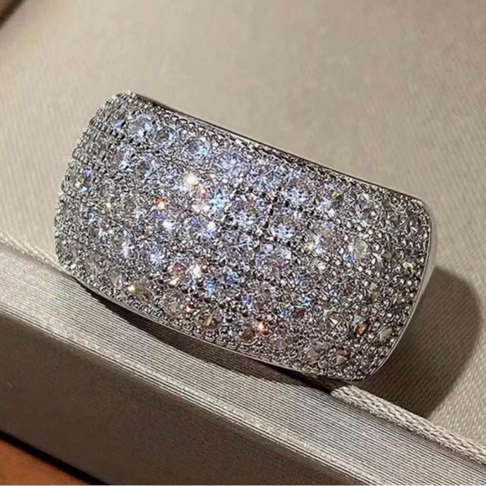 💕 Elegant Silver Band with rows of Swarovski Crystals Women's Ring 💕 - Picture 4 of 9